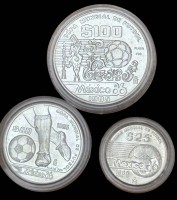 Auktion 361<br>3x Mexicanische Silber-Münzen, 100-50-25  Pesos, 1985, WM Mexico 1986, alle Silber-720-, zus. ca. 60 gr, alle boxed, stempelglanz