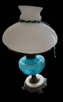 Auktion 361<br>Tisch Petroleumlampe mit blauen Glasbehälter, weissen Schirm,