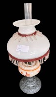 Auktion 361<br>Gründerzeit-Tisch Petroleumlampe mit weissen Schirm, Zinkguss-Staqnd