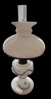 Auktion 361<br>Tisch Petroleumlampe mit Milchglasstand, Girlandendekor, weisser Schirm