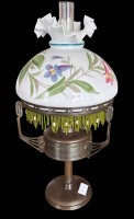 Auktion 361<br>Jugendstil-Tisch Petroleumlampebemalten  Schirm, grüne Fransen, Metallstand