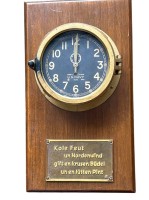 Auktion 361<br>US Marine Uhr a, dat. 1940, uf Holzbrett mit plattseuchten Spruch auf Messingplatte, Holzplatte 42x2 cm, Werk umgebaut auf Quartzwerk