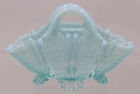 Auktion 361 / Los 10013 <br>kl. blaue Anbietschale in Taschenform, H-11 cm, L-16 cm