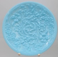 Auktion 361<br>blauer Teller mit  Blüten-Relief, D-22 cm