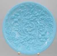 Auktion 361 / Los 10016 <br>blauer Teller mit  Blüten-Relief, D-22 cm