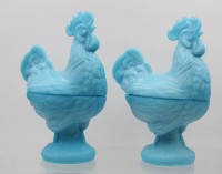 Auktion 361<br>2x blaue Deckeldosen, Hähne, H-18 cm