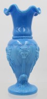 Auktion 361<br>blaue Vase auf Stand, Löwenköpfe und Blumenrelief, H-22 cm