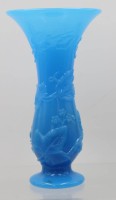 Auktion 361<br>blaue Vase mit Blattreliefdekor, H-22 cm