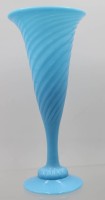 Auktion 361<br>blaue Trichtervase auf Stand mit Spiralendekor, H-25 cm