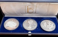 Auktion 361<br>3x Feinsilber-1000- Medaillen, Fussball WM 1974 in Etui, zus. 45,2 gr.,