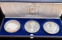 Auktion 371<br>3x Feinsilber-1000- Medaillen, Fussball WM 1974 in Etui, zus. 45,2 gr.,