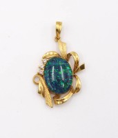Auktion 361<br>schön gearbeiteter Anhänger mit Opaltriplette, 18 K GG, 3 wohl weiße Saphire?, 4,3gr., L-ca. 4cm