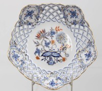 Auktion 361<br>Korbschale, Meissen, Schwertermarke, Zwiebelmuster Royal, 1. Wahl, H-5,3cm , D-18,5cm
