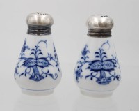 Auktion 361<br>Steuerpaar, Meissen, Schwertermarke, Zwiebelmuster,  1.Wahl,  835er Silberkappen, H-7cm