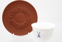 Auktion 361<br>Koppchen, Unterteller Böttcherporzellan, braun, mit Blättern und Blumen verziert, Meissen, Schwertermarke, 1- Wahl, ca. H-4,5cm