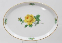 Auktion 361<br>kl. ovales Tablett, gelbe Rose, Meissen Schwertermarke, 1. Wahl, Rand bestossen, ca. 18 x 13cm