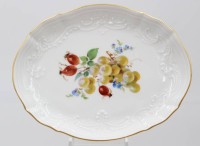 Auktion 361 / Los 8048 <br>kl. ovale Schale, Meissen, Schwertermarke, Neumarseille, Traubenbemalung, 1. Wahl, 15 x 12cm