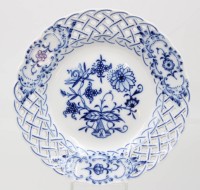 Auktion 361<br>kl. Zierteller, Meissen, Schwertermarke, Zwiebelmuster, 2 Schleifstriche, D-15cm