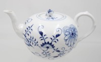 Auktion 361<br>Meissen-Teekanne, Zwiebelmuster, Schwertermarke, 1 Schleifstrich, ca. H-12cm