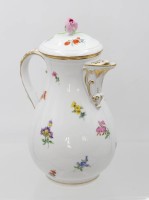 Auktion 361<br>Kaffeekanne, Meissen, Schwertermarke, Streublümchen, Form Neuer Ausschnitt, 2 Schleifstriche, ca. H-23,5cm