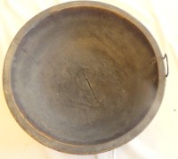 Auktion 361<br>grosse, alte Hoöz-Schale mit einem Eisen-Henkel, Holz altrissigH-11 cm, D-35 cm, 18/19 Jhd.