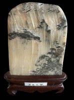 Auktion 361<br>Stein in Holzsockel, Landschaftsbemalung, chines. beschriftet? H-15 cm, B-12 cm