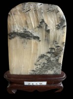 Auktion 361 / Los 15503 <br>Stein in Holzsockel, Landschaftsbemalung, chines. beschriftet? H-15 cm, B-12 cm
