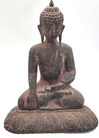 Auktion 361<br>antiker sitzender Buddha, varada mudra, Holz mit Resten alter Fassung, wohl Birma, 18.Jhd?, zweiteilig mit Sockel, H-ca. 33 cm, B-26 cm