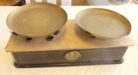 Auktion 361<br>seltene Marktwaage, Holz mit Steinplatte, 2 Messing Waagschalen, Anzeige vorne, H-20 cm, 52x22 cm