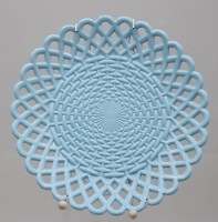 Auktion 361<br>Zierteller, hellblaues Opalglas, älter, D-21,5cm, Standring mit Chips