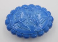 Auktion 361<br>ovale Reliefdose, Friedenstauben, Jablonec, 1x Chip, ca. H-5,5cm B-12,5cm
