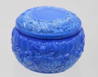 Auktion 361<br>Curt Schlevogt "Ingrid", blaue Malachit-Glasdose, reliefiert, H-6cm D-8cm