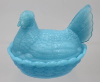 Auktion 361<br>Zierdose, Henne auf Korb, blaues opalines Glas, ca. H-10,5cm B-13,5cm