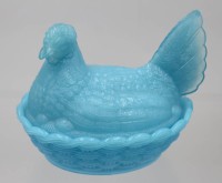 Auktion 361 / Los 10038 <br>Zierdose, Henne auf Korb, blaues opalines Glas, ca. H-10,5cm B-13,5cm
