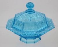 Auktion 361<br>Deckeldose, älter, hellblaues Pressglas, div. kl. Chips, ca. H-13cm