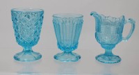 Auktion 361<br>Sahnekrug und 2 Gläser auf Stand, älteres hellblaues Pressglas, ca. H-12cm