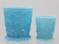 Auktion 361<br>Paar Vasen, blaues opalines Glas, wohl Frankreich, reliefiert, ca. H-13cm D-11,5cm u. H-9,5cm D-8cm