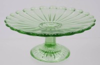 Auktion 361<br>Tafelaufsatz, grünes Pressglas,  älter, H-10,5cm D-22,5cm