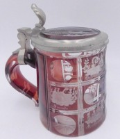 Auktion 361<br>schöner Bierkrug "Aus Dankbarkeit," Böhmen, 19.Jhd. klares Glas tw. rot lasiert  und beschriftet, H-15,5 cm