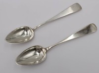 Auktion 361<br>2x Silber-Esslöffel, wohl lötiges Silber, 1x wohl Altona, zus. ca. 95gr., verso Punktgravuren und Datierungen 1864/67, ca. L-23cm