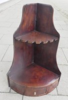 Auktion 361<br>Pfeifen-Eckschrank mit einer Schublade, H-57cm