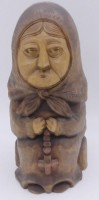 Auktion 361<br>Holzschnitzerei, alte Frau, in Boden sign, (A.Kokadzetchu....?) wohl polnisch, H-25 cm