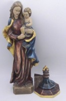 Auktion 361<br>Holzschnitzerei, hohe Madonnenfigur mit Kind , einzeln stellbar bzw  mit  Wandkonsole, farbig gefasst, wohl Südtirol, Mitte 20.Jhd., Madonna H-56 cm,  Wandkonsole 19 cm