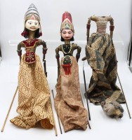 Auktion 361<br>3x Bali-Handpuppen, Holz farbig gefasst, je ca. L-55cm
