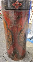 Auktion 361<br>hohe Holz-Tonne, China, bemalt mit Drachenköpfen, Altersspuren, H-75 cm, D-33 cm