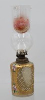 Auktion 361<br>kl. Petroleum-Lampe um 1900, Korpus mit Emaillemalerei, Funktion nicht geprüft, ca. H-24cm