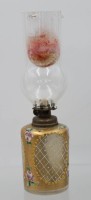 Auktion 361 / Los 16032 <br>kl. Petroleum-Lampe um 1900, Korpus mit Emaillemalerei, Funktion nicht geprüft, ca. H-24cm