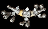 Auktion 361 / Los 1066 <br>Silber-Anhänger an Knochen, Glöckchen, Silber geprüft, wohl Indien?, B-8,5 cm