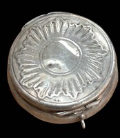Auktion 361<br>runde Pillendose aus Silber mit Öse, wohl 19.Jhd., Dellen, D-3,5 cm, ca. 11 gr