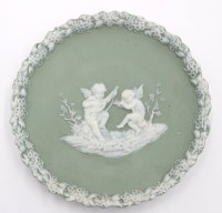 Auktion 361<br>kl. Zierteller in Wedgwood-Art, Puto-Darstellung. D-11,5cm